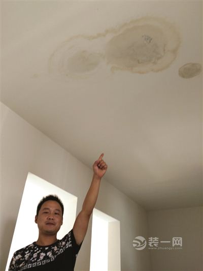 新房外墙渗水报修七八次仍漏水 多幢楼成"绷带楼"